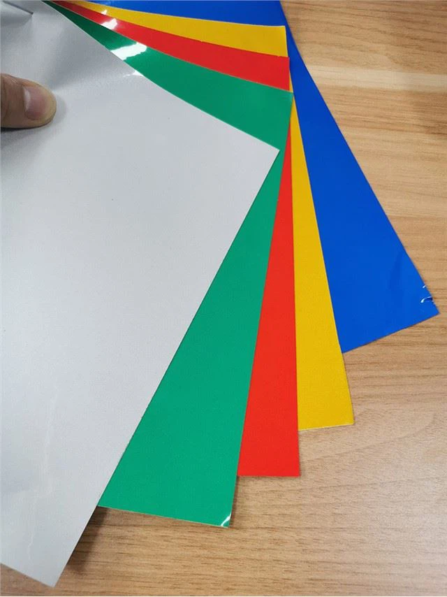 Lepilni odbojni vinil, ki ga je mogoče natisniti